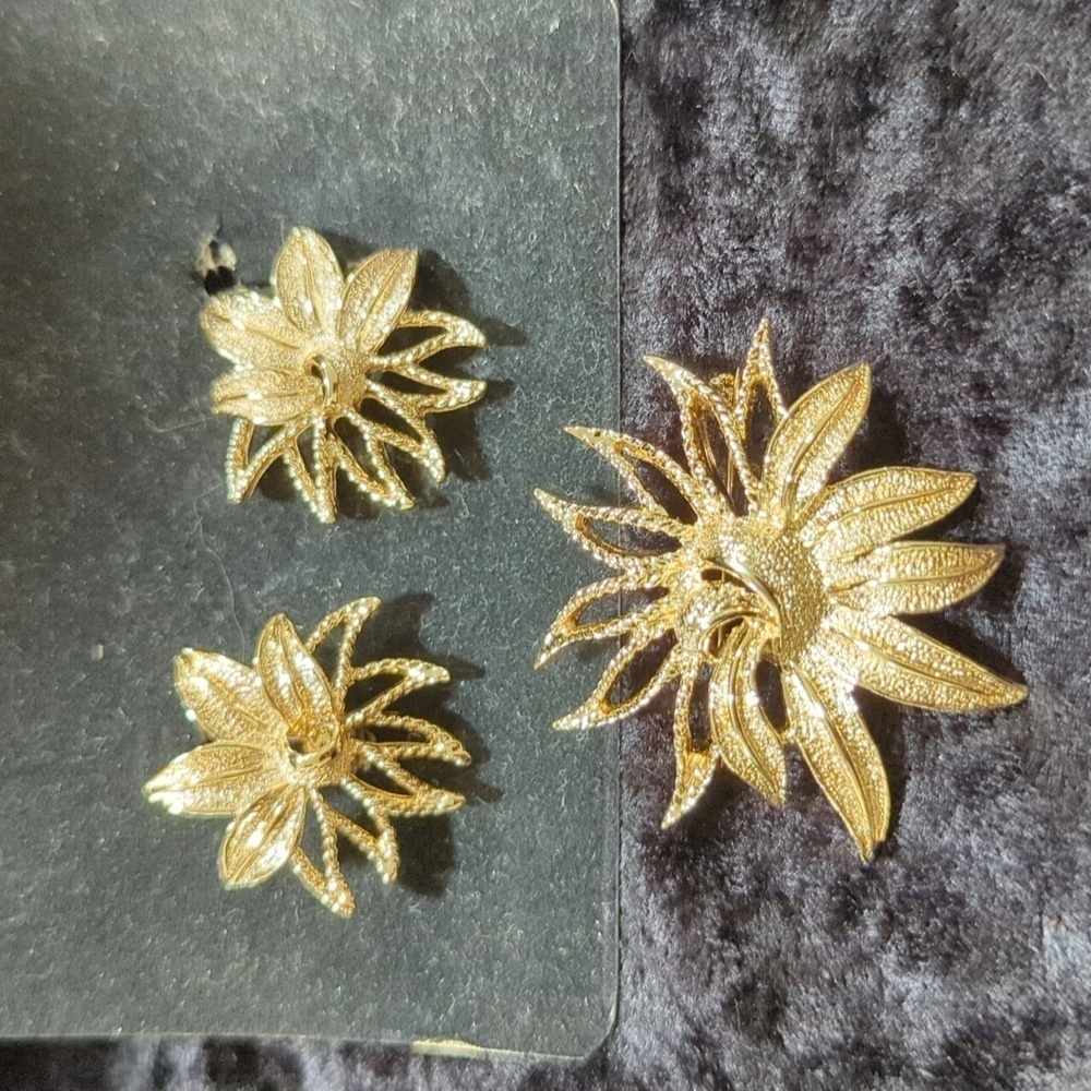 Sarah Coventry 1969 Demi-Flower Vtg. Gold Tone Flower Brooch & Clip-On Earrings